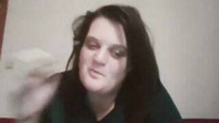 Elo_69 montre ses gros seins