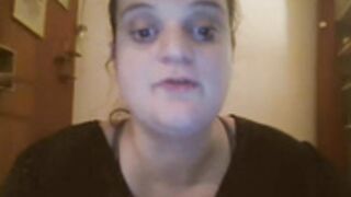 Elo_69 montre ses gros seins