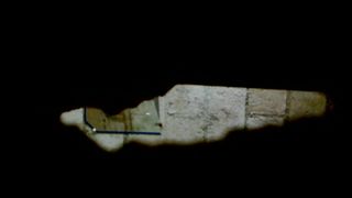 espiando a la becina por un agujero