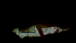 espiando a la becina por un agujero