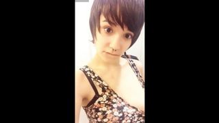 TEEN SNAPCHATS HERSELF