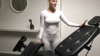 XXL FACIAL_Junge Arzthelferin mitten in der Praxis GEFI