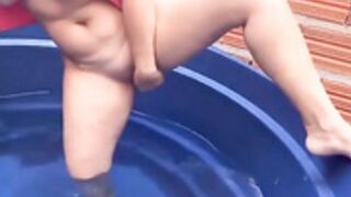 Loira Praiana brincando na caixa dágua